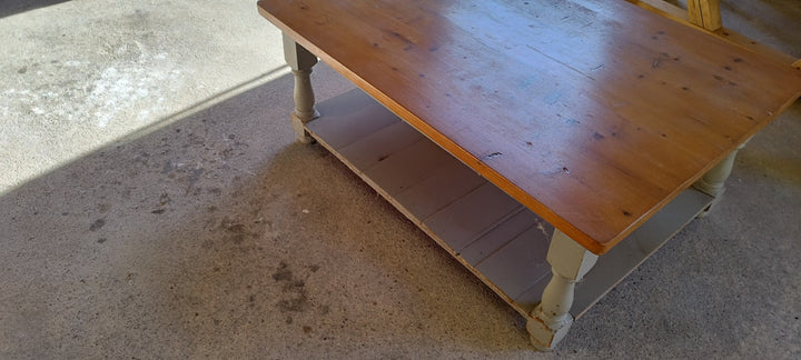 Table de salon en vieux bois, vue 1