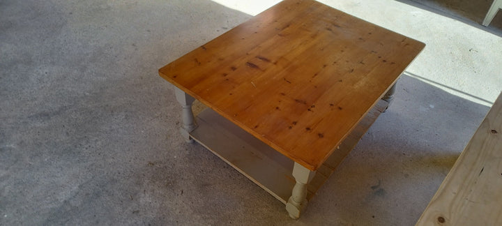 Table de salon en vieux bois, vue 2