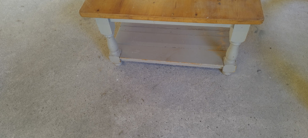 Table de salon en vieux bois, vue 3