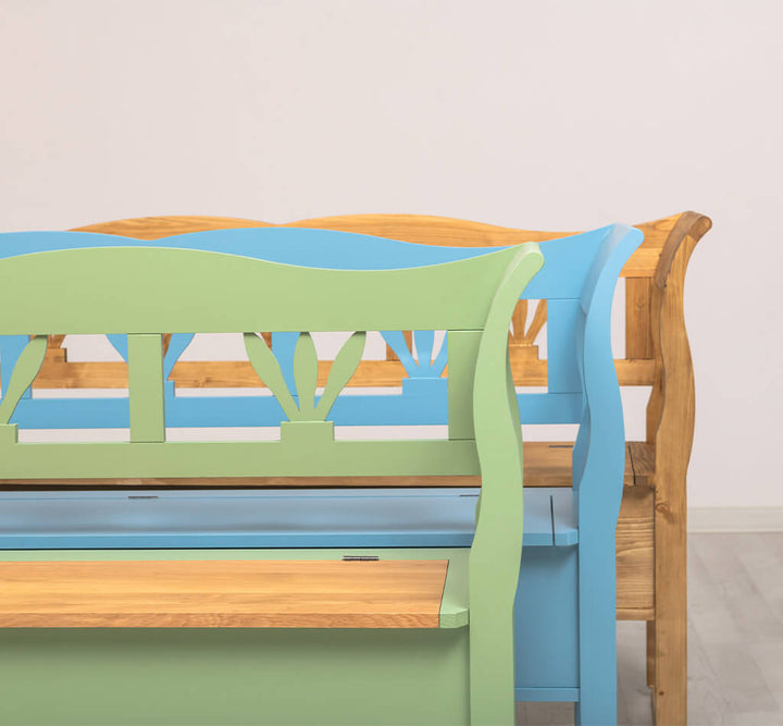 Banc en pin massif avec dossier sculpté et coffre de rangement — Le Grenier Campagnard