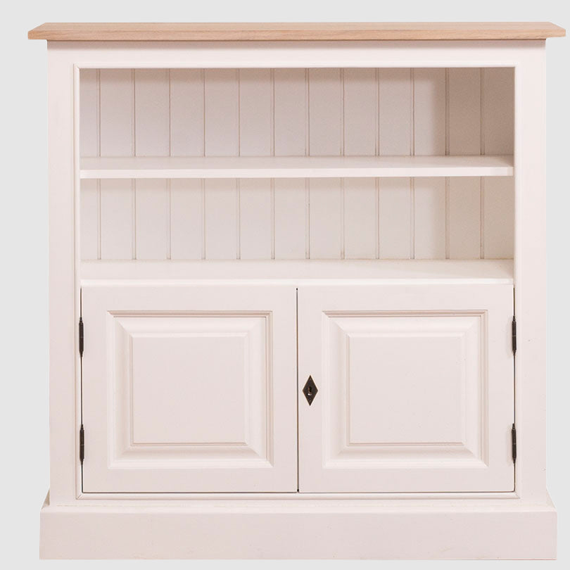 Bibliothèque peinte en blanc avec une étagère ouverte et un fond à lames verticales, deux portes pleines en partie basse, vue de face sur fond neutre.
