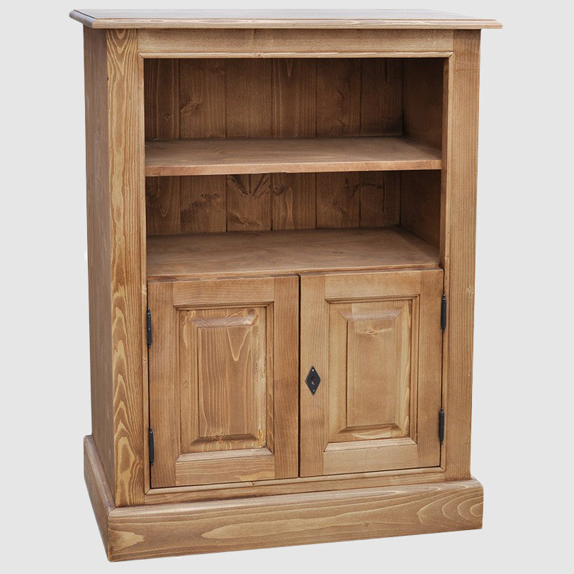Bibliothèque en bois avec finition cirée, deux étagères ouvertes en partie haute avec fond en bois apparent, et deux portes pleines en partie basse avec ferrures visibles.