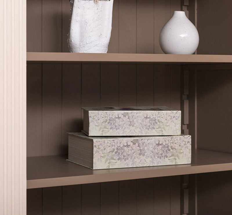 Étagère réglable en pin massif dans la bibliothèque