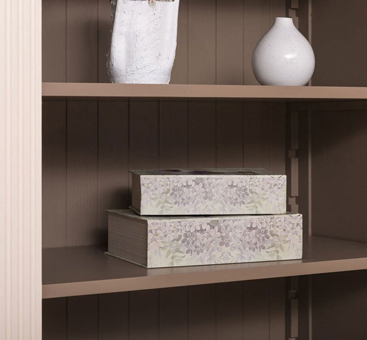 Étagère réglable en pin massif dans la bibliothèque