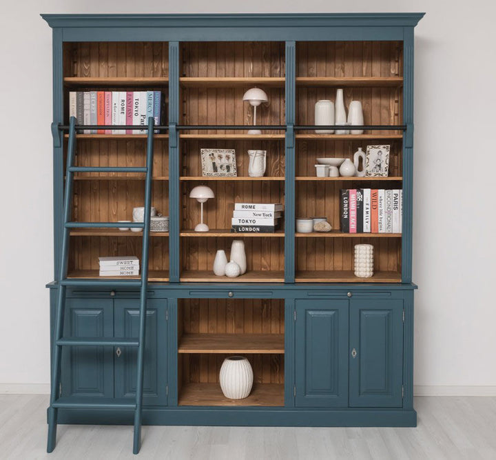 Vue de face de la bibliothèque en pin massif bleu ardoise