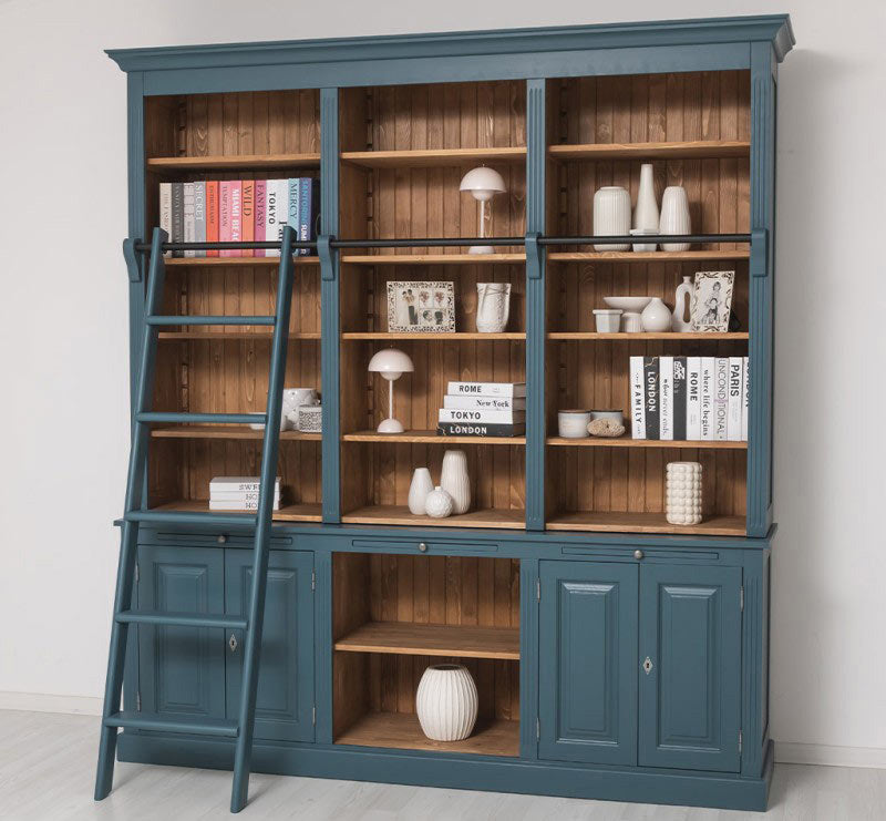 Bibliothèque en pin massif bleu ardoise avec échelle intégrée