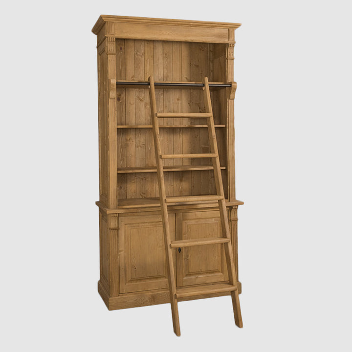 Bibliothèque en pin massif style Directoire avec étagères ouvertes et échelle en bois, finition ciré miel clair, pour accès aux niveaux supérieurs