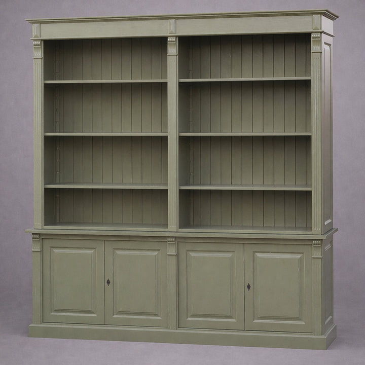 Bibliothèque en pin massif style Directoire avec quatre portes basses et étagères ouvertes