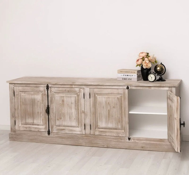 Buffet en pin massif avec rangement intérieur visible derrière une porte ouverte