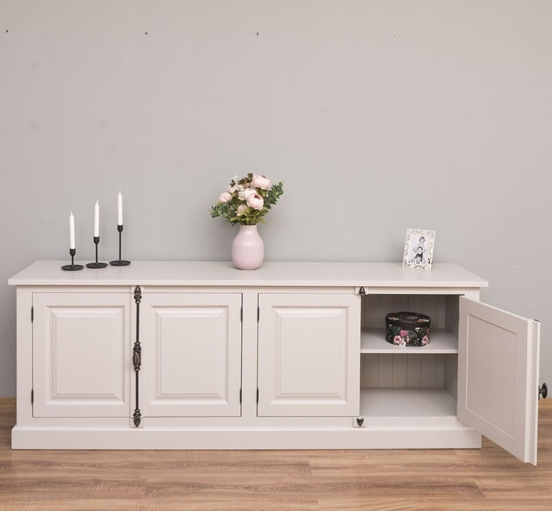 Buffet en pin massif avec une porte ouverte montrant les étagères de rangement