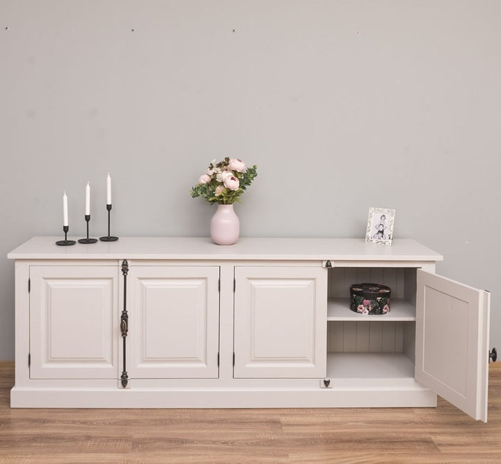 Buffet en pin massif avec une porte ouverte montrant les étagères de rangement