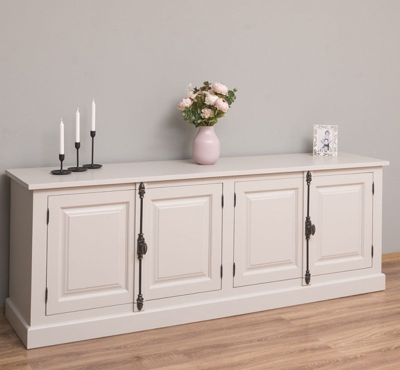 Buffet en pin massif à quatre portes avec crémones décoratives, vue de trois quarts