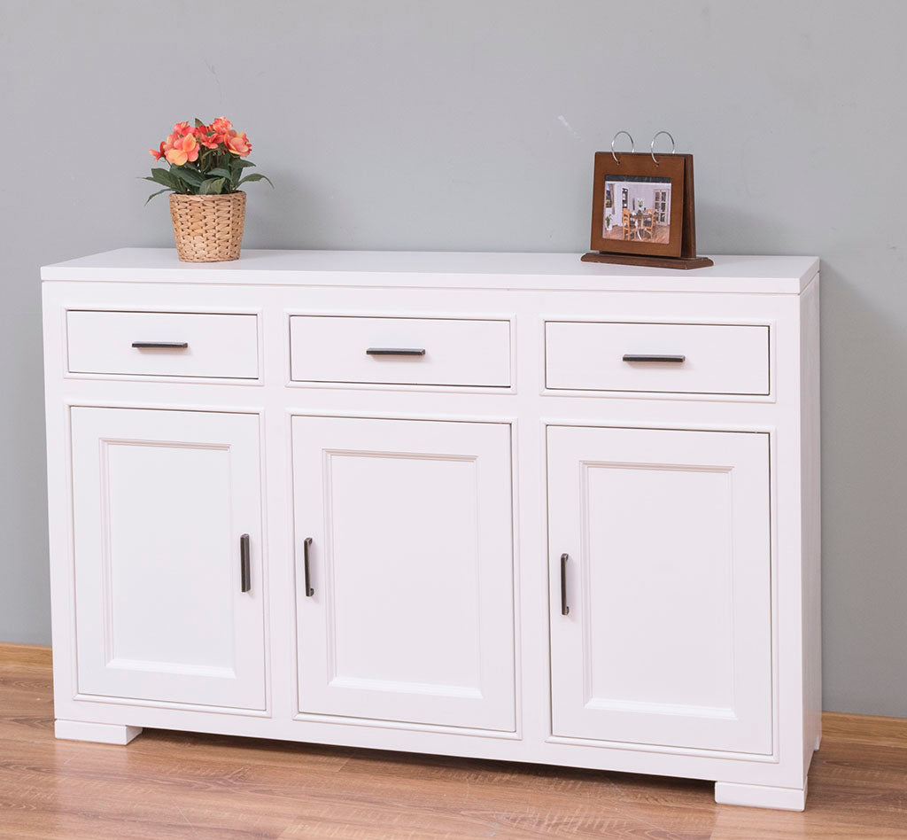 Buffet en pin massif blanc avec trois tiroirs et trois portes de face — Le Grenier Campagnard