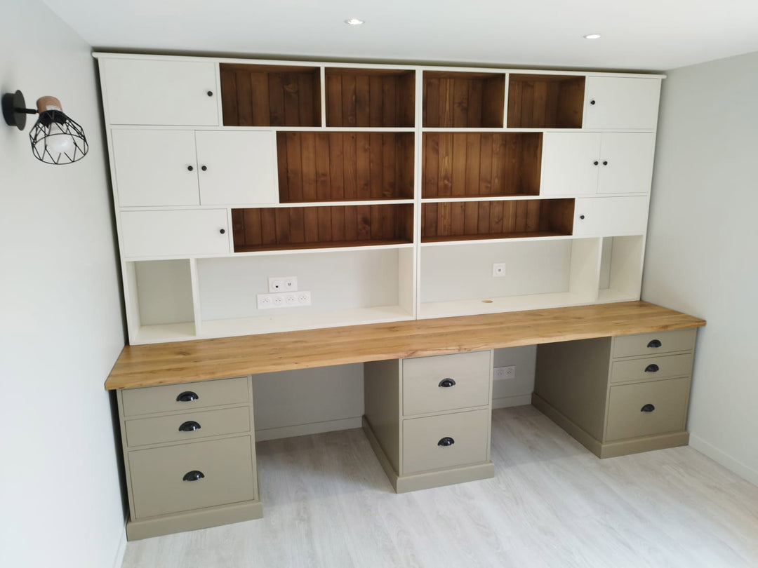 Bureau bibliothèque sur mesure avec grands rangements et plan de travail en bois