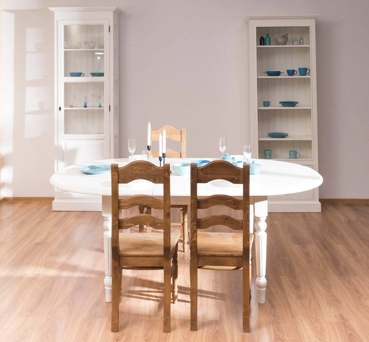 Chaise en pin massif dans une salle à manger avec table ovale et buffets vitrés — Le Grenier Campagnard
