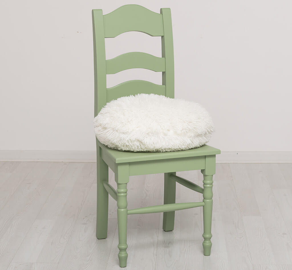 Chaise en pin massif avec dossier à lattes courbées et coussin blanc — Le Grenier Campagnard