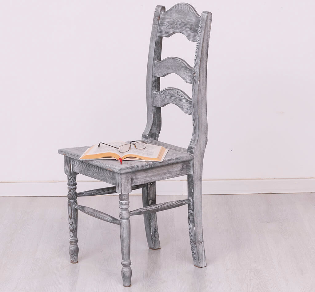 Chaise en pin massif de profil avec dossier ergonomique à lattes — Le Grenier Campagnard