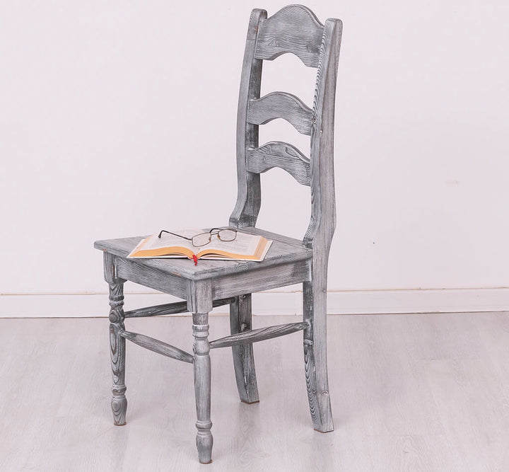 Chaise en pin massif de profil avec dossier ergonomique à lattes — Le Grenier Campagnard