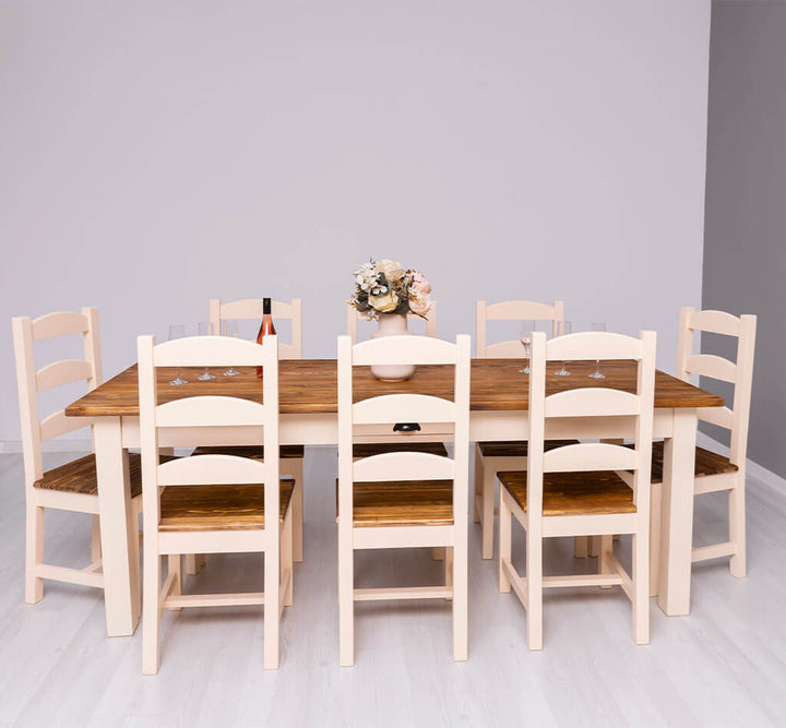 Chaise en pin massif et table de salle à manger entourée de huit chaises — Le Grenier Campagnard