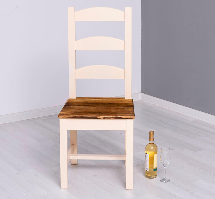 Chaise en pin massif présentée dans un angle de pièce avec accessoires — Le Grenier Campagnard