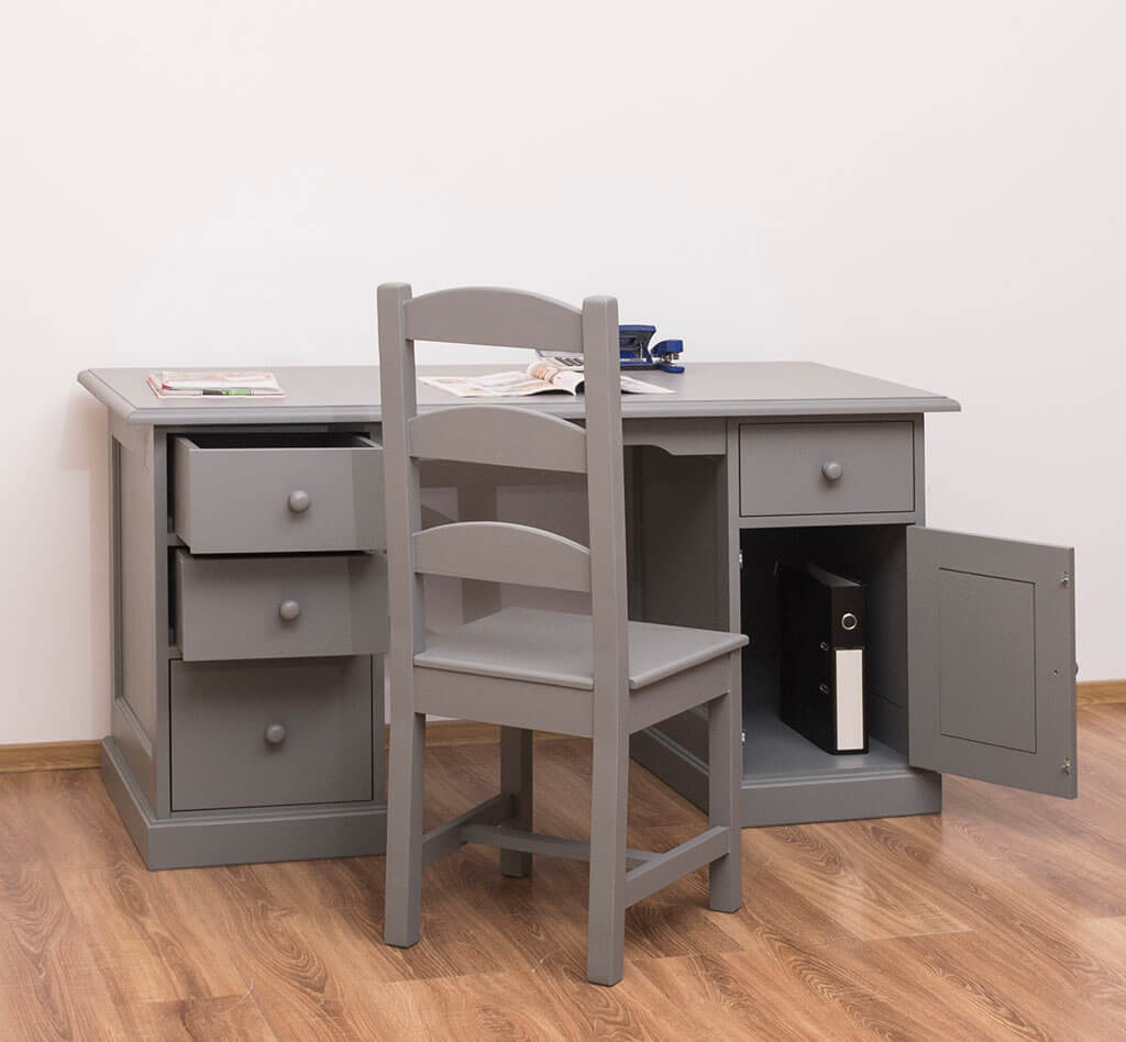 Chaise en pin massif placée devant un bureau avec tiroirs ouverts — Le Grenier Campagnard