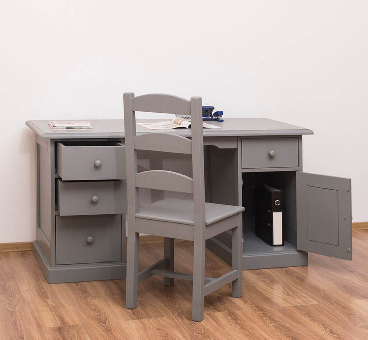 Chaise en pin massif placée devant un bureau avec tiroirs ouverts — Le Grenier Campagnard