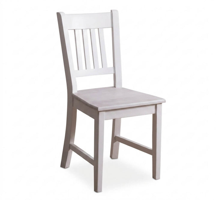Chaise en pin massif présentée de trois-quarts dans un intérieur — Le Grenier Campagnard