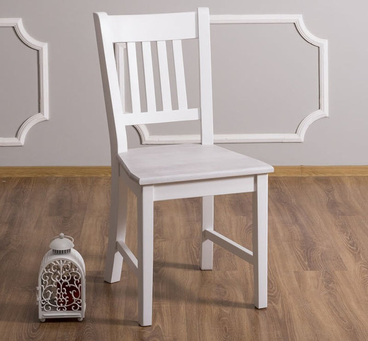 Chaise en pin massif avec dossier incliné et pieds droits — Le Grenier Campagnard