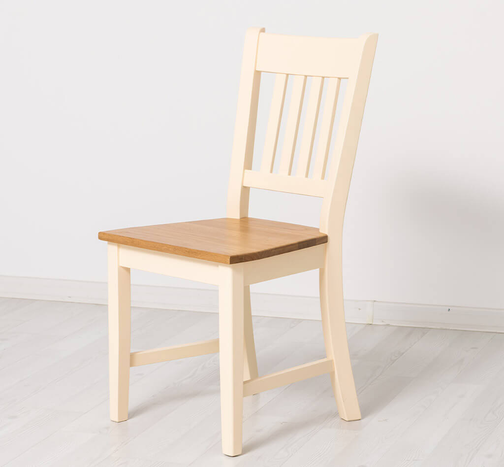 Chaise en pin massif et chêne massif dans un intérieur lumineux — Le Grenier Campagnard