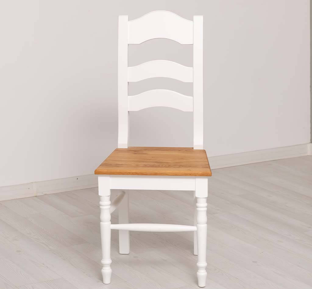 Chaise en pin massif avec dossier sculpté et pieds tournés de face — Le Grenier Campagnard