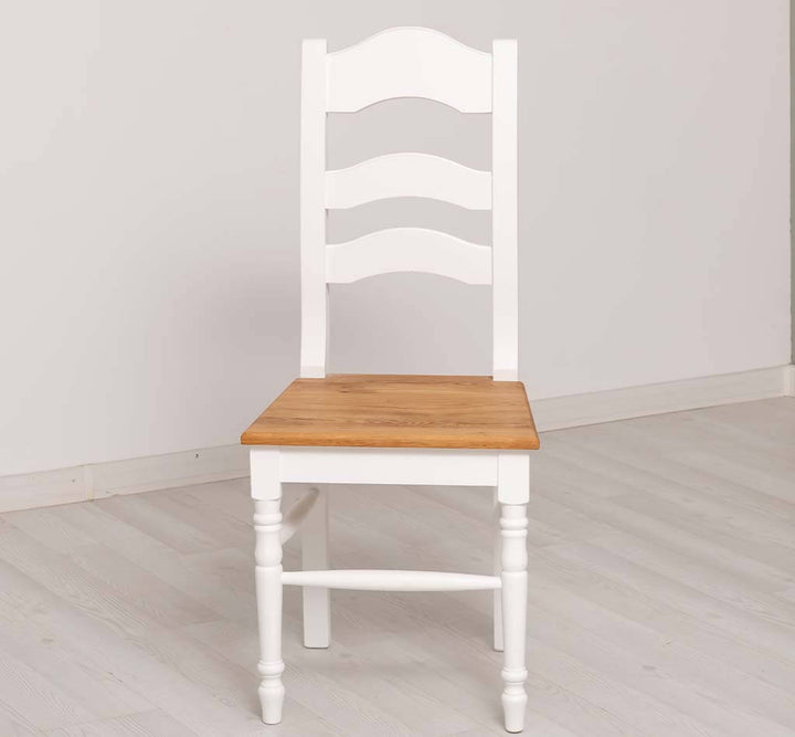 Chaise en pin massif avec dossier sculpté et pieds tournés de face — Le Grenier Campagnard