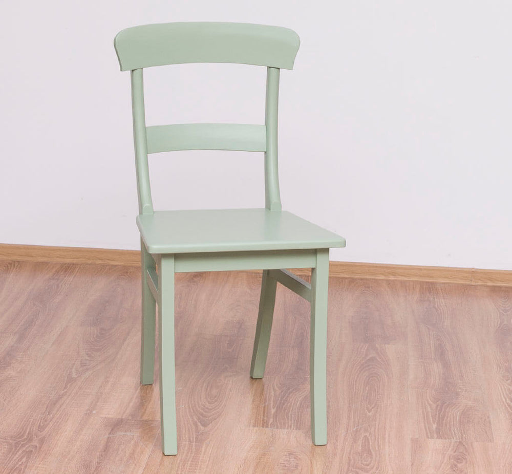 Chaise en pin massif posée sur un sol en bois — Le Grenier Campagnard