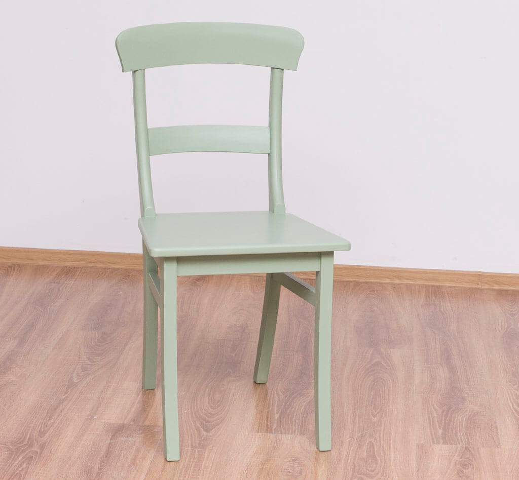 Chaise en pin massif posée sur un sol en bois — Le Grenier Campagnard