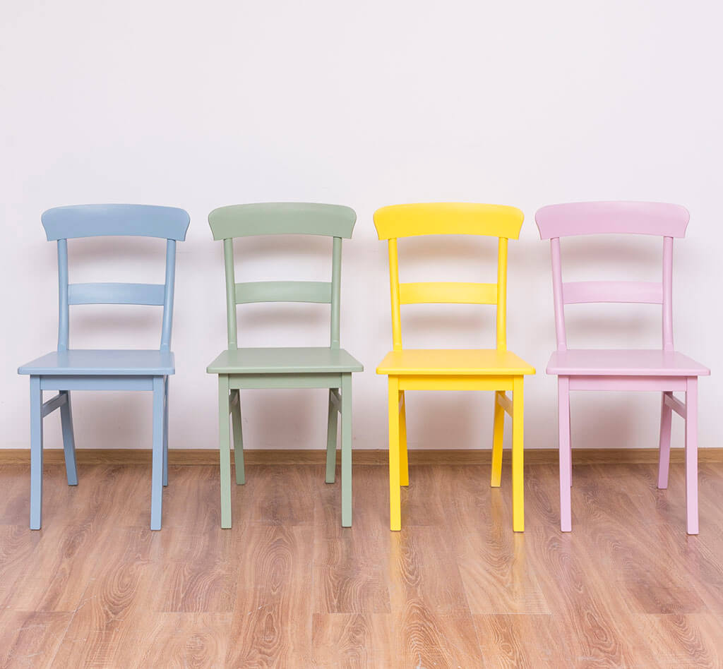 Alignement de quatre chaises en pin massif — Le Grenier Campagnard