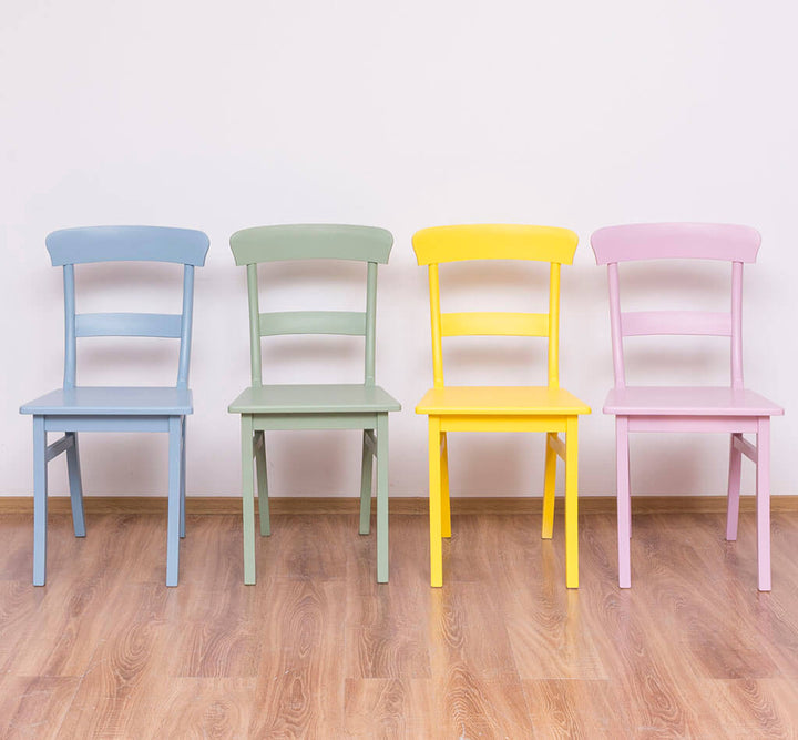 Alignement de quatre chaises en pin massif — Le Grenier Campagnard