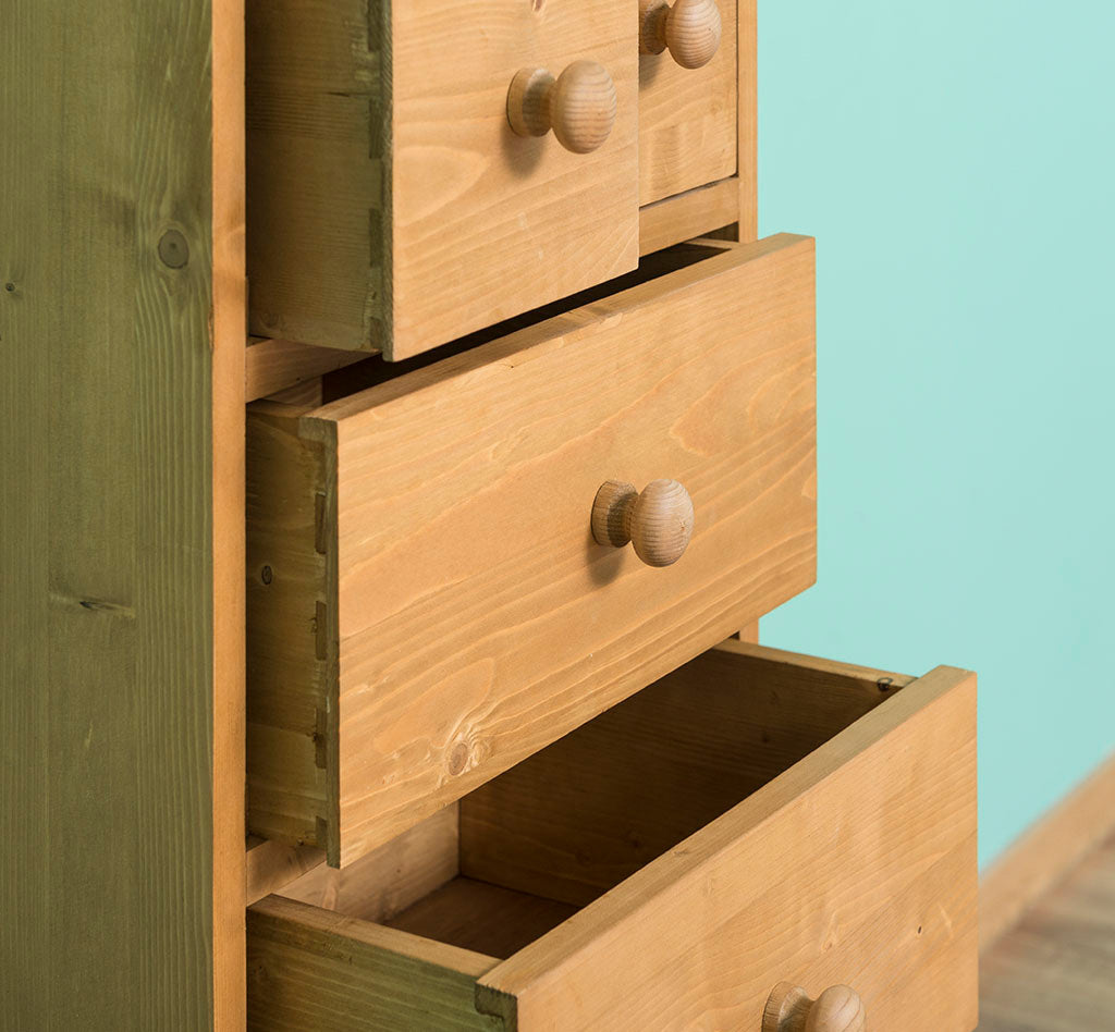détail tiroirs chiffonnier en pin massif finition ciré miel clair