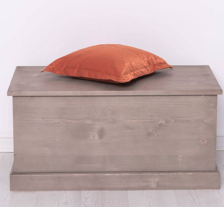 Coffre en pin massif fermé avec un coussin posé dessus — Le Grenier Campagnard