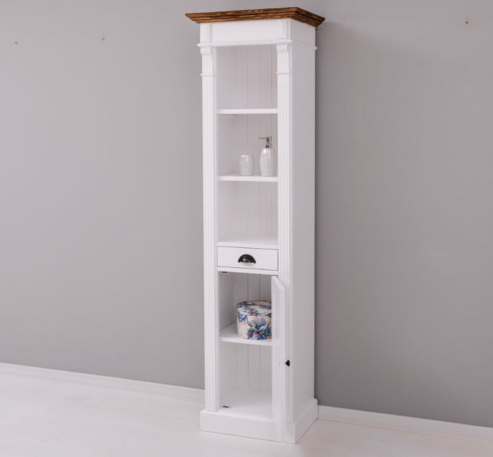 détail colonne de salle de bain en pin massif style Directoire finition Blanc Pur