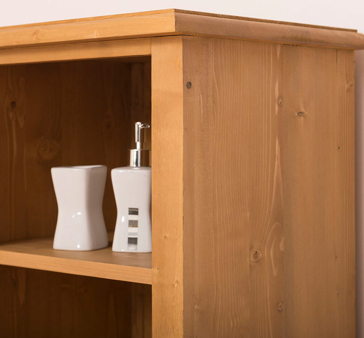 Détail étagères colonne salle de bain en pin massif finition Ciré miel clair
