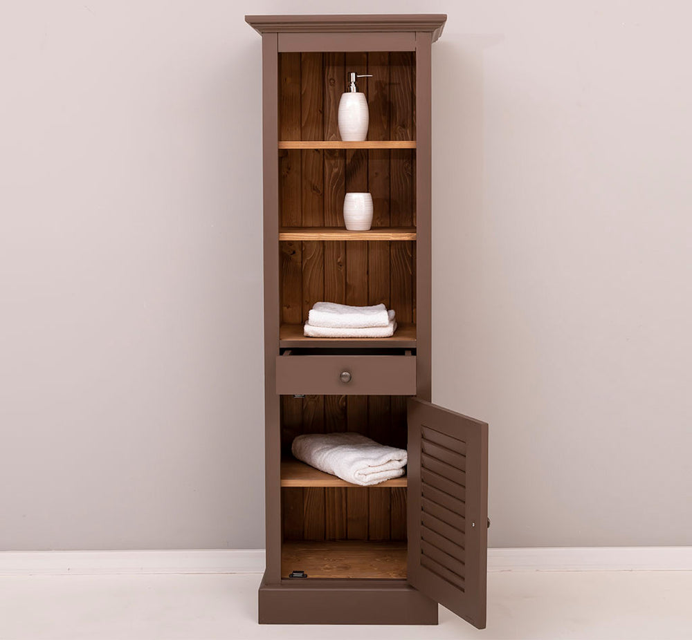 détail colonne de salle de bain en pin massif portes persiennes finition Ciré foncé