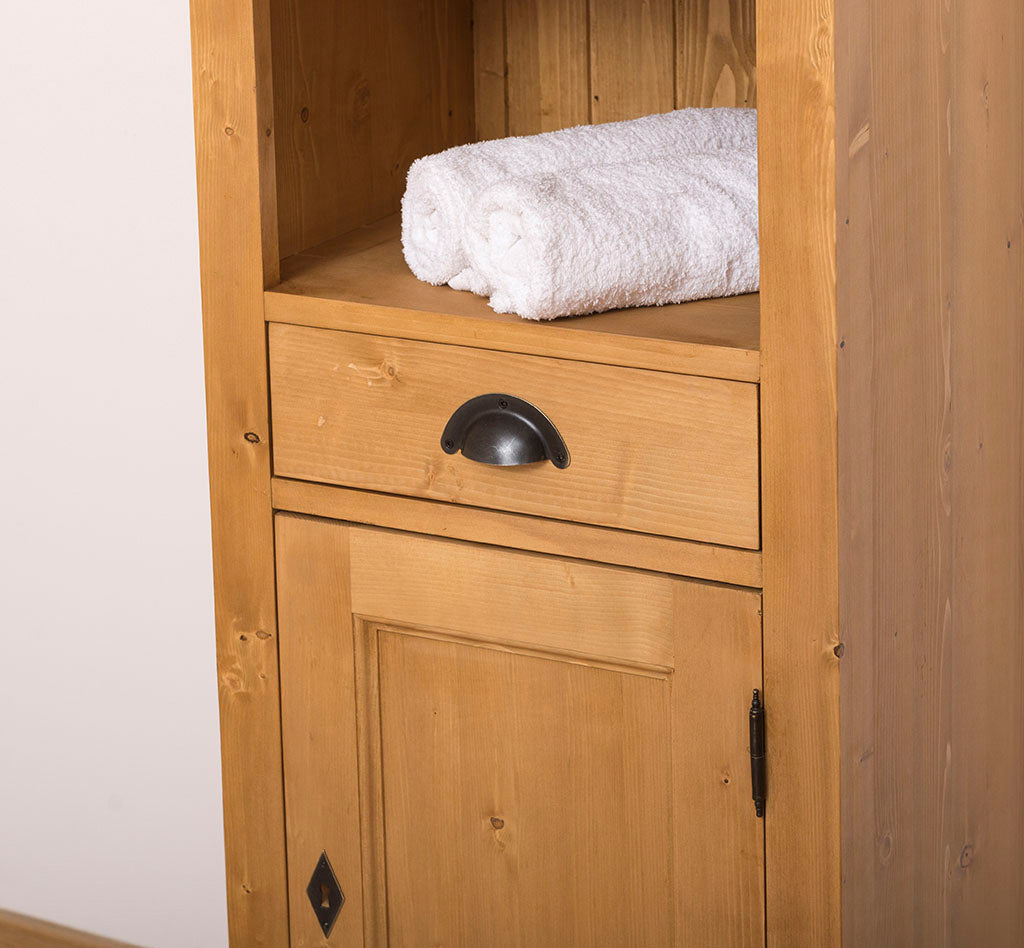 Détail tiroir colonne salle de bain en pin massif finition Ciré miel clair