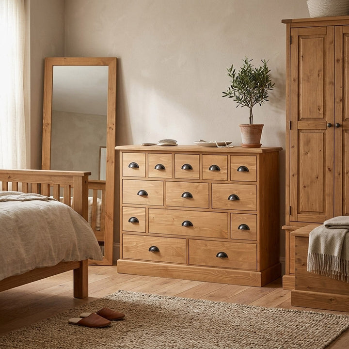 Commode 13 tiroirs en pin massif finition Ciré miel clair