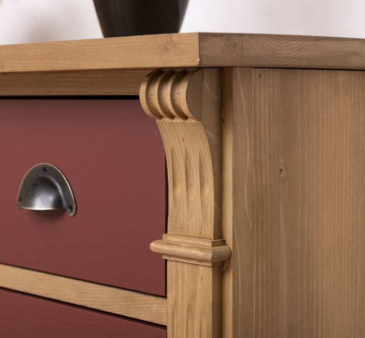 détail de la moulure en pin massif ciré miel clair avec tiroir bordeaux