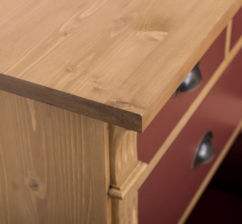détail du plateau en pin massif ciré miel clair avec tiroir bordeaux