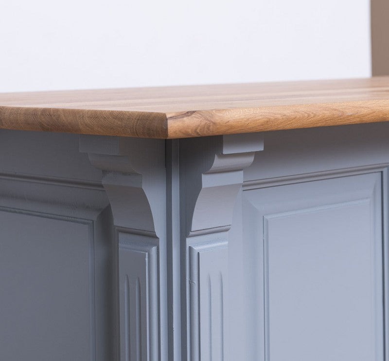 Détail d’angle du comptoir en pin massif finition bleu ardoise avec plateau en chêne