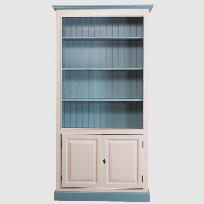 bibliotheque ouverte en pin massif avec etageres et deux portes en partie basse vue de face sans objets