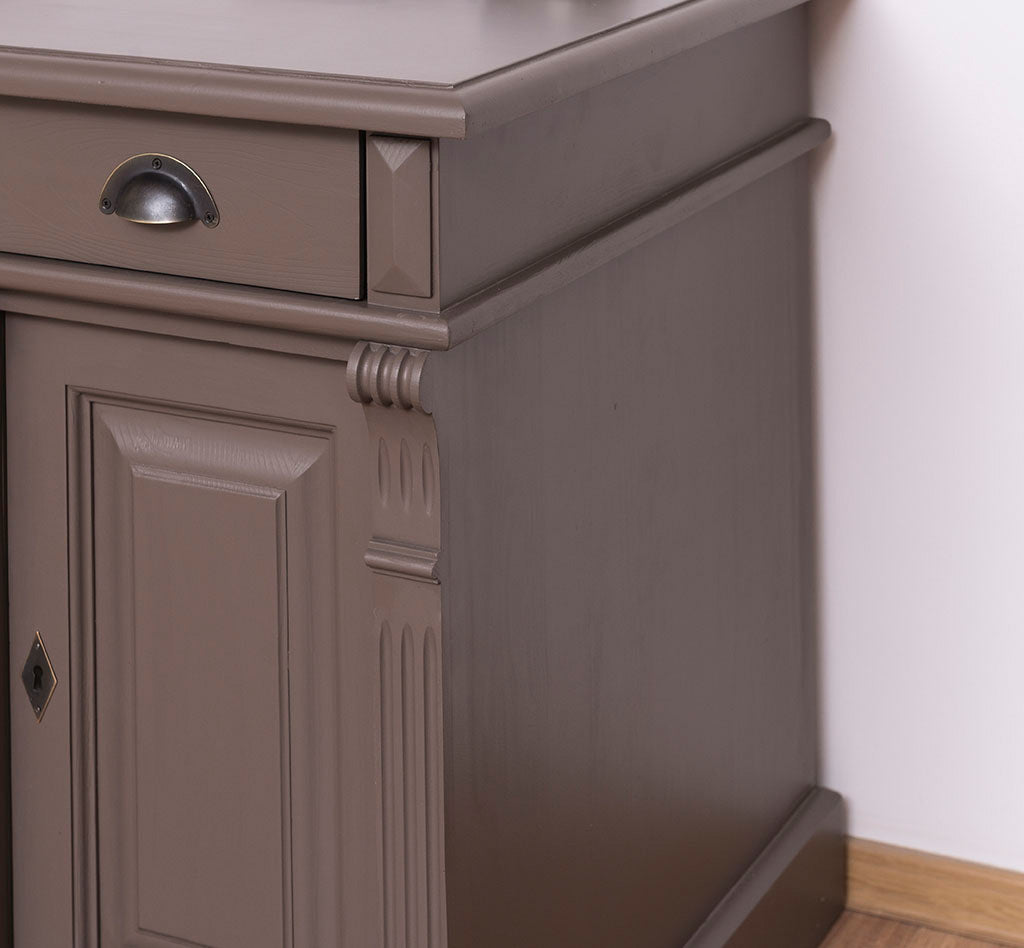 Bureau en pin massif avec 3 tiroirs et 2 portes.