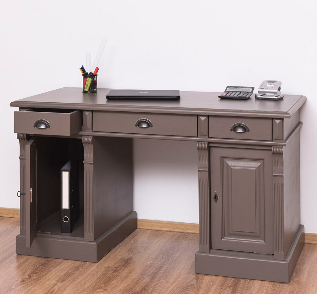 Bureau en pin massif avec 3 tiroirs et 2 portes.