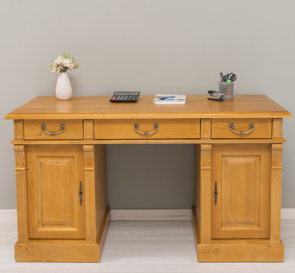 Bureau en pin massif finition cire miel avec 3 tiroirs et 2 portes.