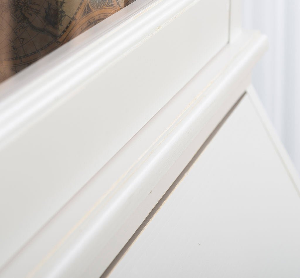 Détail moulure et finition en pin massif blanc du secrétaire à abattant GS116BAS/SUP.

